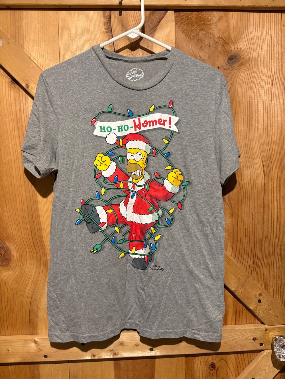 Gray Holiday Graphic Tee with Festive Homer Simpson Design
